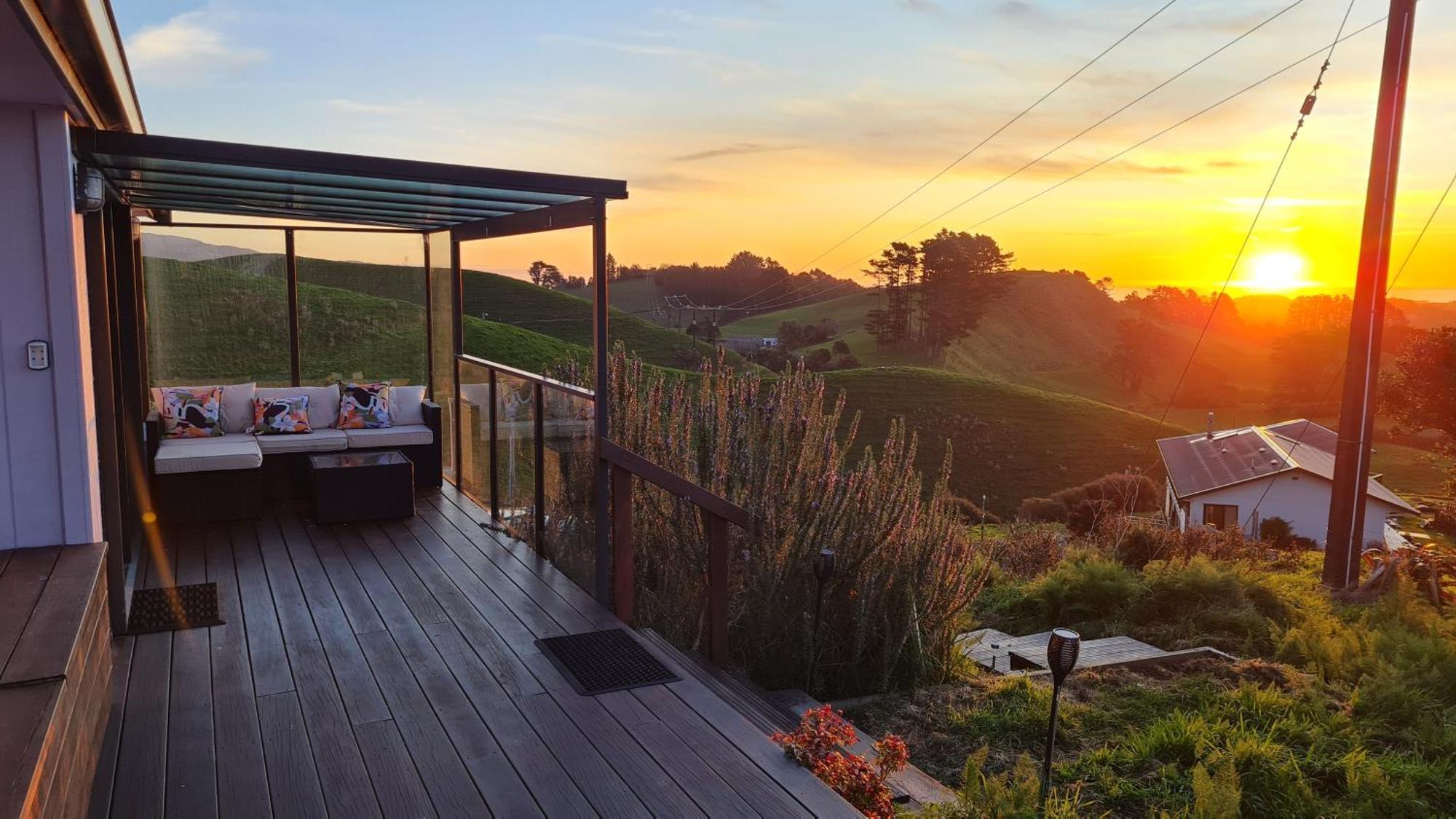 Cosy Country On A Sunny Hill *